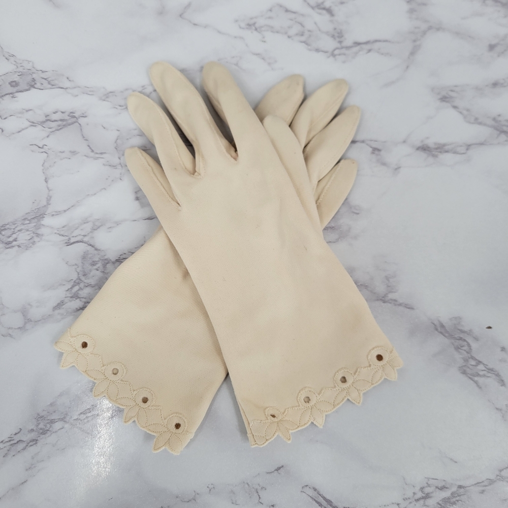 Vintage Ladies Cream Scalloped Eyelet Edge Dress Gloves